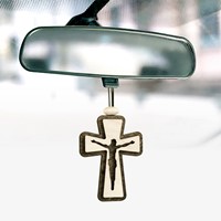 Дървена висулка за кола - Кръст с Исус [Подаръци/Сувенири]