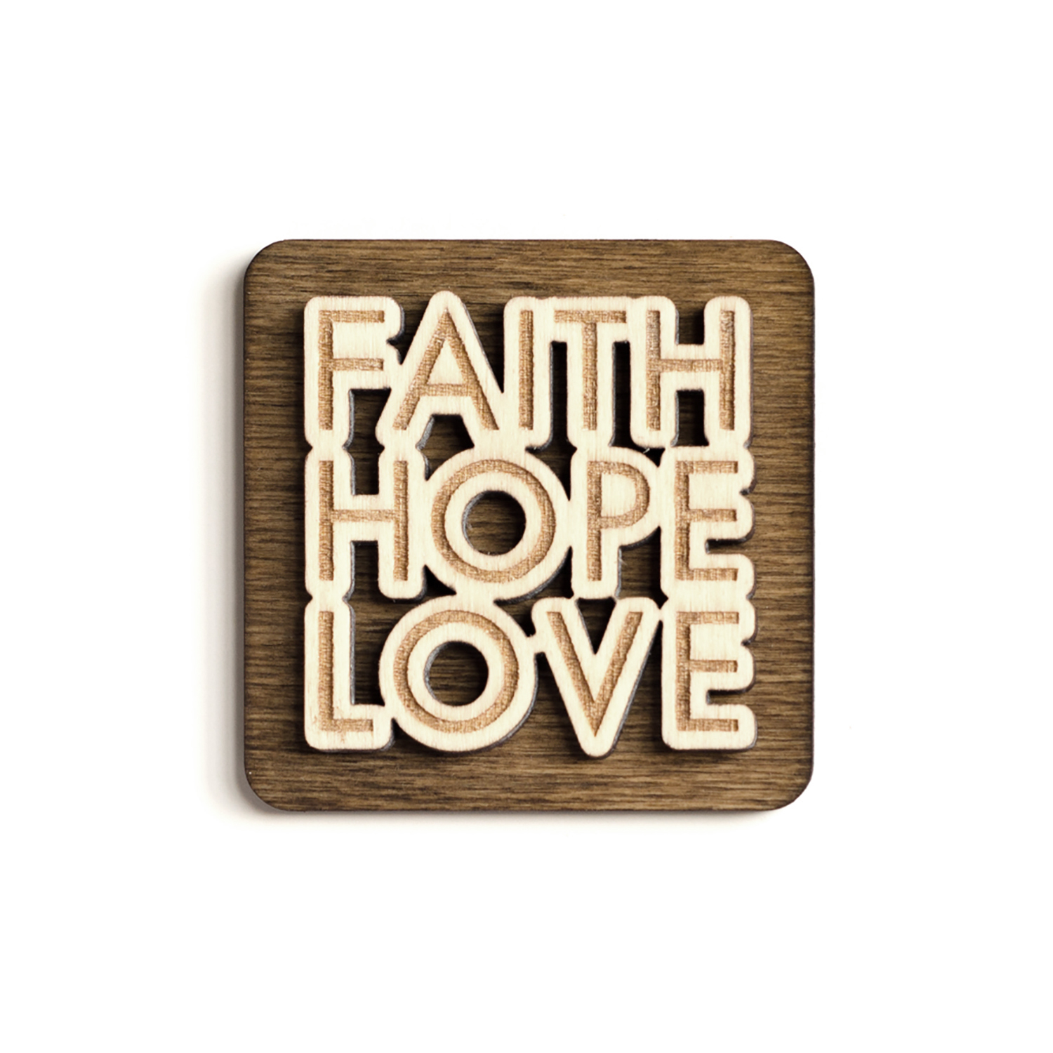 Дървен магнит с гравиран надпис: „FAITH HOPE LOVE“